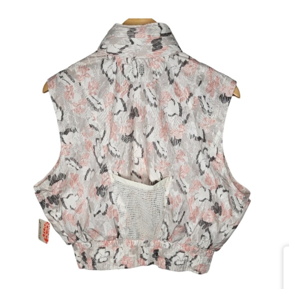 Free People Off The Grid Vest in Ivory Cream Floral sz small NWT bust 21” - Picture 6 of 6